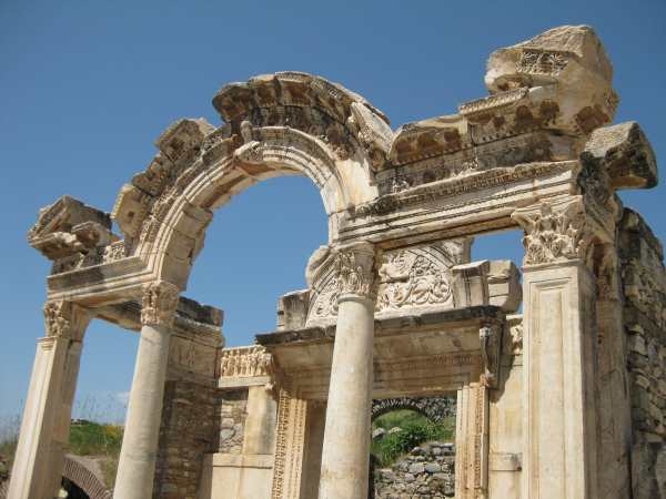 naples-istanbul-ehpesus-134-hadrians-temple